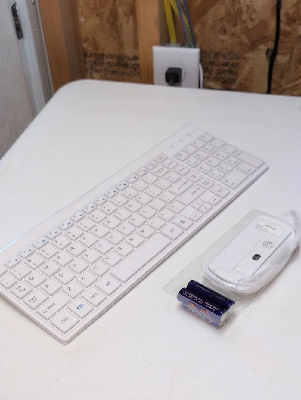 White KM9000 Keyboard and Mouse Combo. (95)